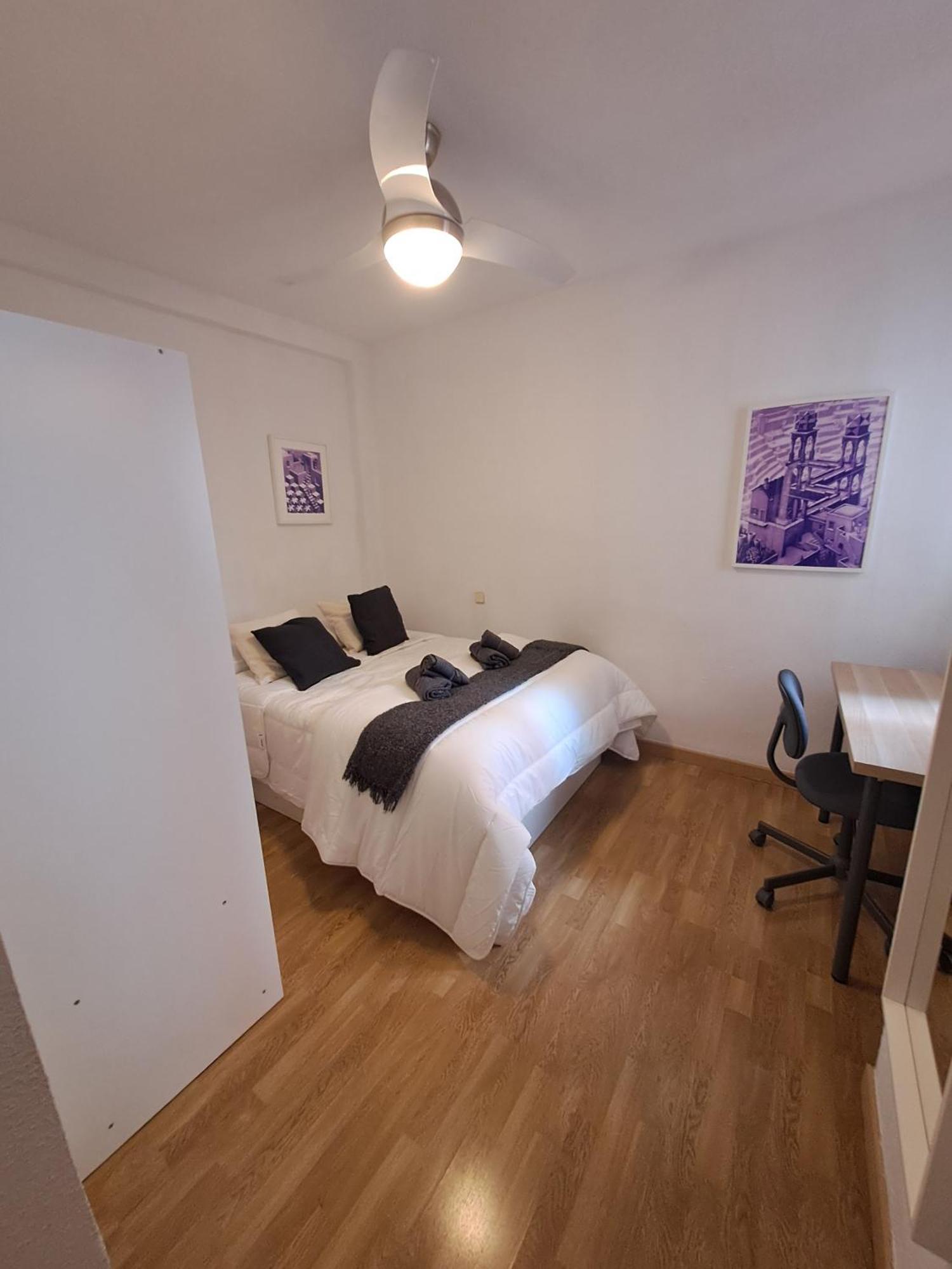 Room In Apartment - Private Room For Rent In Calle De San Bernabe - Madrid, Madrid